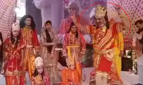 அயோத்தியில் ராமர் கண்திறந்த நாளில் ஹனுமான் வேடமிட்டவர் மேடையிலேயே உயிரிழந்த சோகம்- வீடியோ