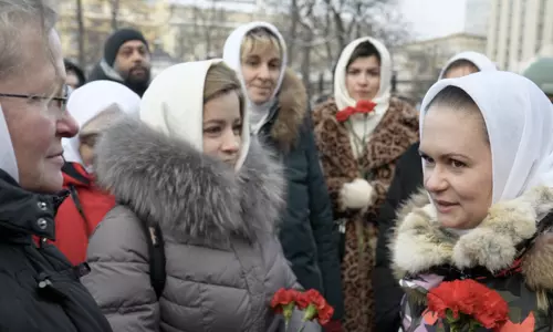 வீரர்களின் மனைவிகளால் புதிய சிக்கலில் புதின்