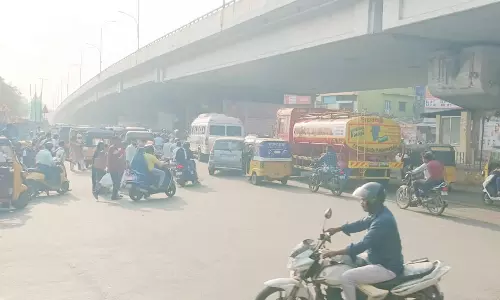 பயணிகளை மூச்சுமுட்ட வைக்கும் மூலக்கடை சந்திப்பு நெரிசல்