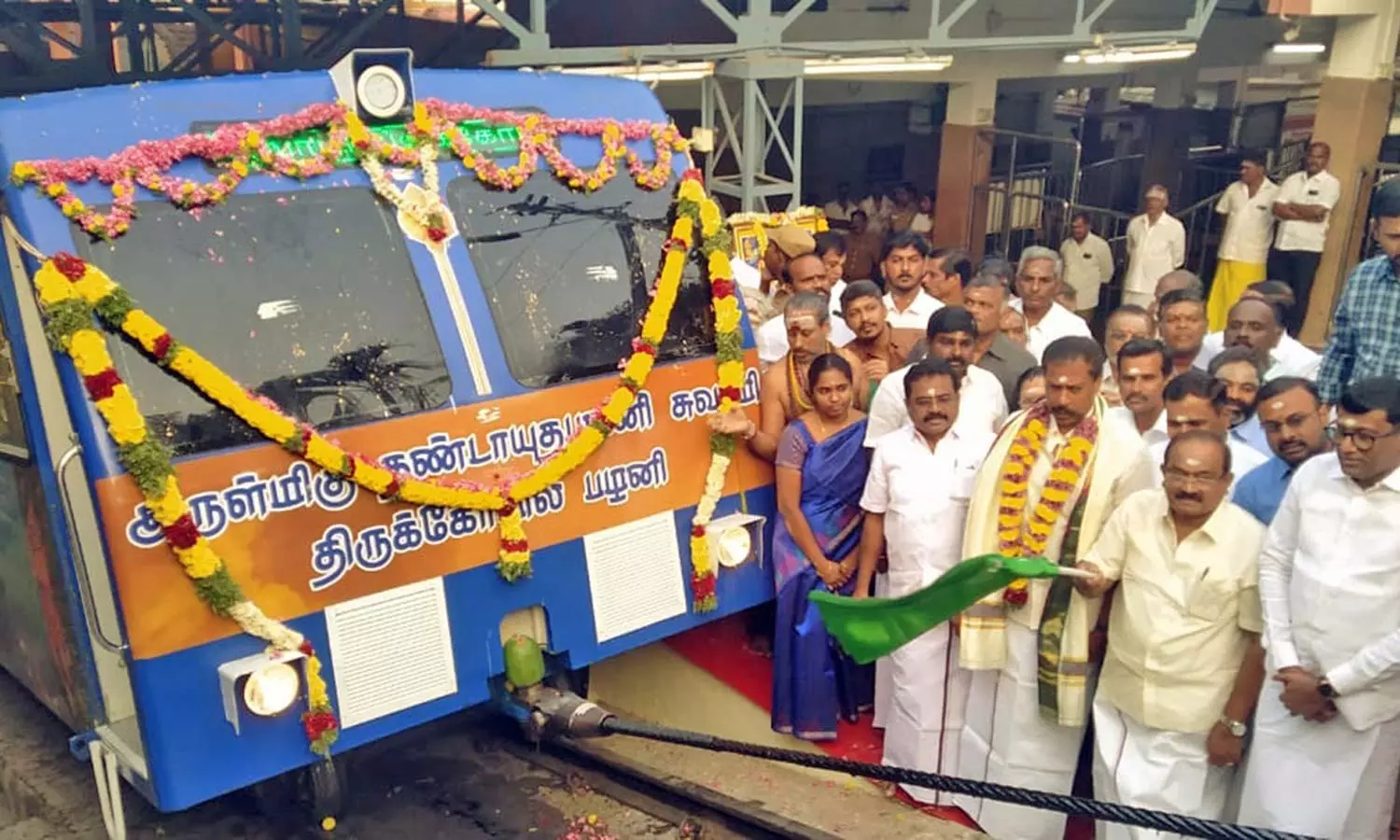 பழனியில் ரூ.1.13 கோடியில் அமைக்கப்பட்ட புதிய மின் இழுவை ரெயில் பழனியில் ரூ.1.13 கோடியில் அமைக்கப்பட்ட புதிய மின் இழுவை ரெயில்