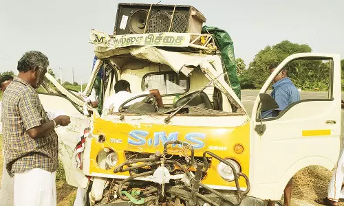 தேவகோட்டை அருகே லாரி மீது வேன் மோதல்: கணவன்-மனைவி உள்பட 3 பேர் பலி