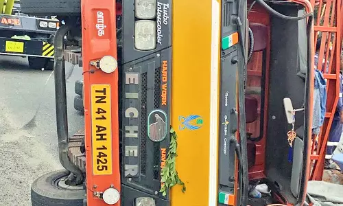 நெல்லை அருகே நான்கு வழிச்சாலையில் கவிழ்ந்த தேங்காய் லாரி