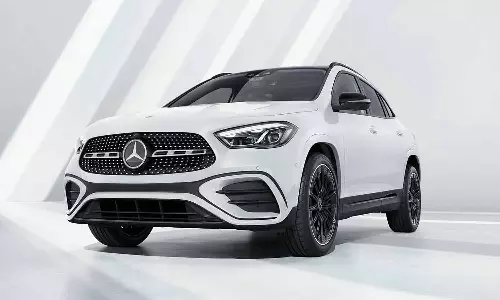 மாத இறுதியில் கார்களை அப்டேட் செய்யும் மெர்சிடிஸ் - என்னென்ன ஸ்பெஷல் தெரியுமா?