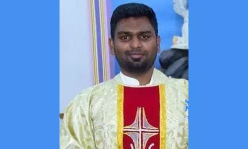 அரசு ஊழியர் கொலை வழக்கு: தேடப்பட்ட பாதிரியார் கோர்ட்டில் இன்று சரண்