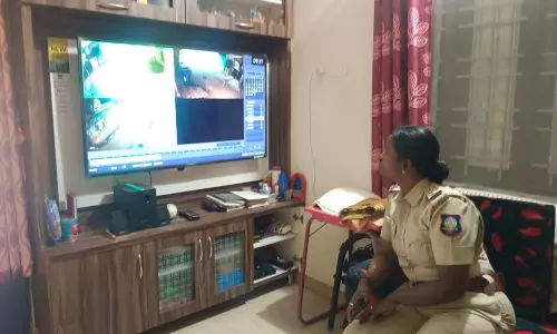 எலக்ட்ரிக்கல் கடை உரிமையாளர் வீட்டின் கதவை உடைத்து நகை-பணம் கொள்ளை