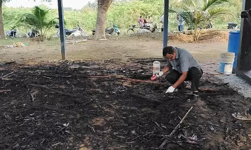 கோவில் பந்தலுக்கு பெட்ரோல் ஊற்றி தீ வைத்த மர்மநபர்கள்- போலீஸ் விசாரணை