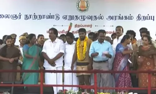 மதுரை கீழக்கரை ஜல்லிக்கட்டு போட்டி நிறைவு- முதலிடம் பிடித்த அபிசித்தருக்கு ஜீப் பரிசு