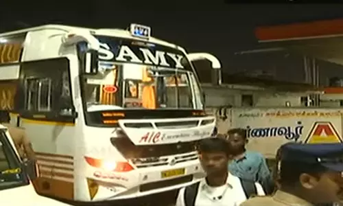 கோயம்பேட்டில் பரபரப்பு- ஆம்னி பேருந்துகளையும், பயணிகளையும் திருப்பி அனுப்பும் போலீசார்