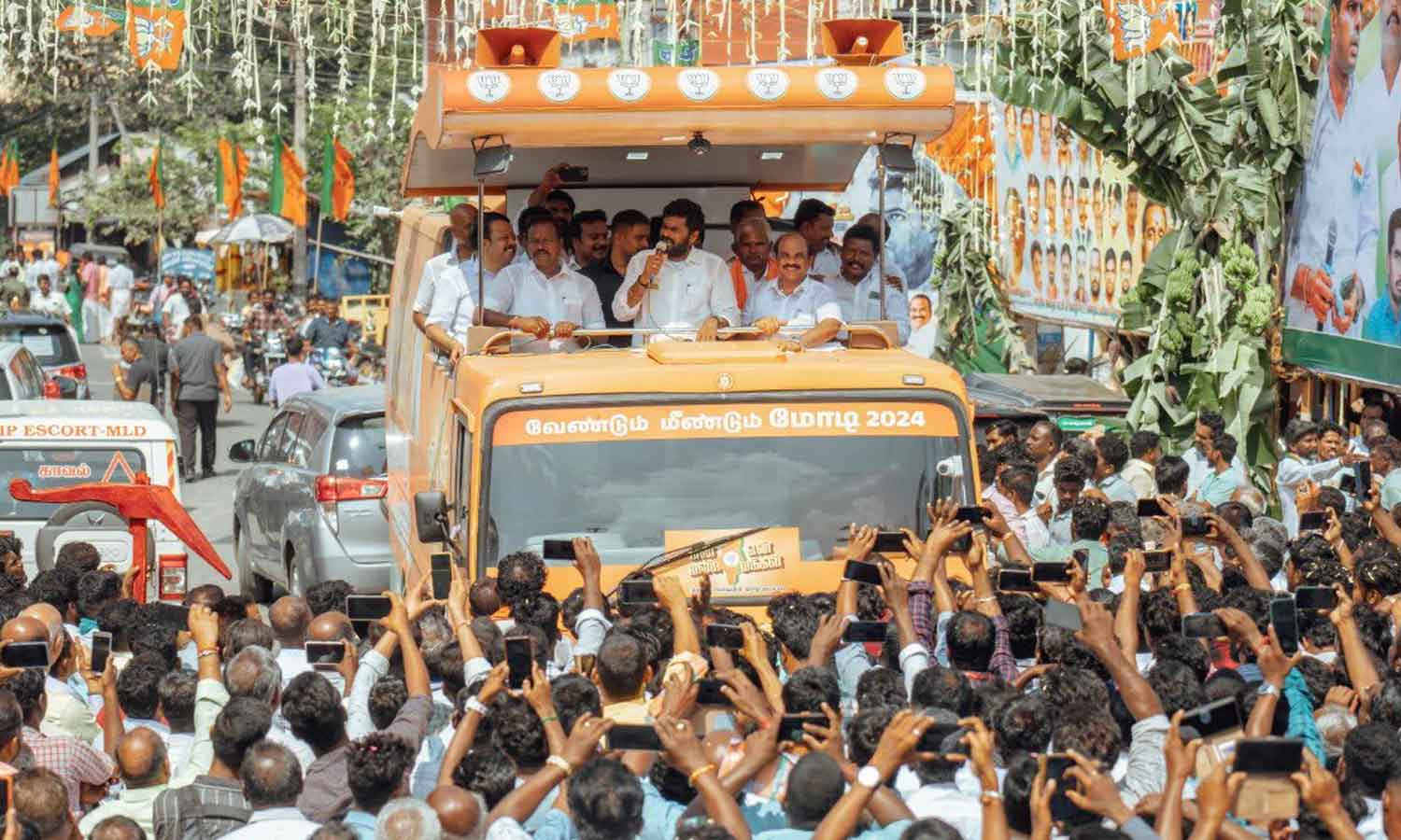 சட்டைநாதர் கோவிலில் கண்டெடுக்கப்பட்ட சிலைகள், செப்பேடுகளை கோவிலில் தான் வைக்கவேண்டும்- அண்ணாமலை