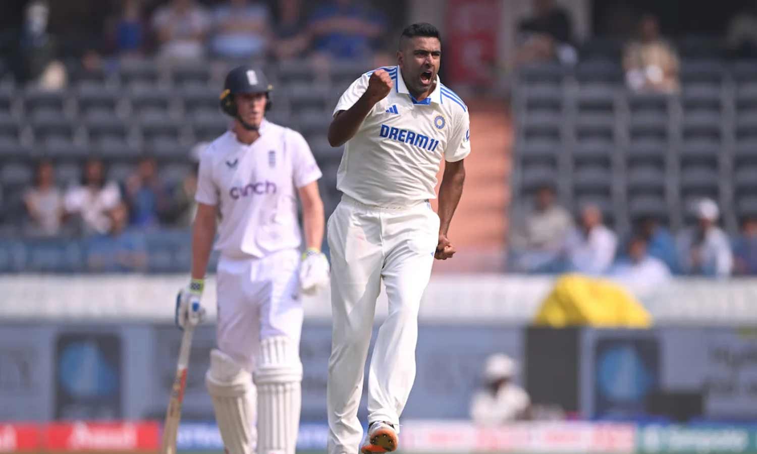 ஐதராபாத் முதல் டெஸ்ட்: மதிய உணவு இடைவேளை வரை இங்கிலாந்து 108/3