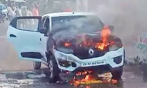 நடுரோட்டில் தீப்பிடித்து எரிந்த கார்: அதிர்ஷ்டவசமாக உயிர் தப்பிய 4 பேர்