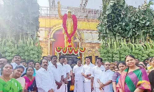 8 அடி உயர கருணாநிதி சிலை... காணொலி காட்சி மூலம் திறந்து வைத்தார் அமைச்சர் உதயநிதி ஸ்டாலின்