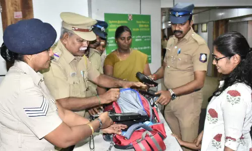 நாளை குடியரசு தின விழா: ஈரோடு ரெயில் நிலையத்தில் பயணிகள் உடமை தீவிர சோதனை