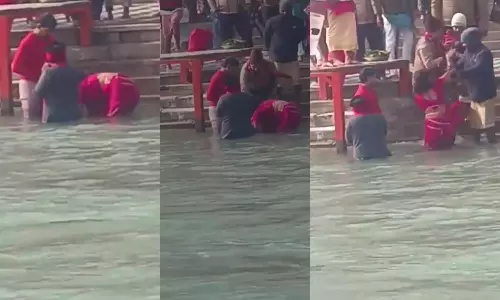 புற்றுநோய் குணமாக கங்கையில் நீராடல்: பெற்றோரின் மூட நம்பிக்கையால் பலியான 4 வயது சிறுவன்