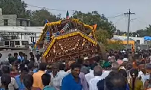 தைப்பூச திருவிழாவில் தேர் கவிழ்ந்து விபத்து... அதிர்ஷ்டவசமாக உயிர் தப்பிய பக்தர்கள்