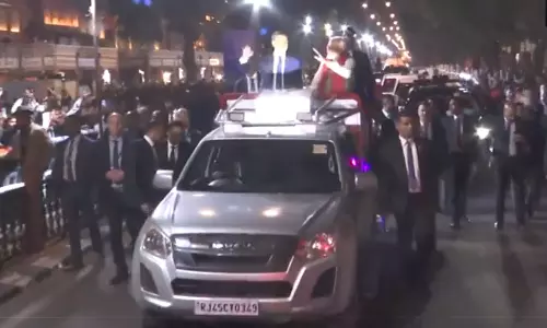 பிரதமர் மோடியுடன் ரோடு ஷோவில் இணைந்த பிரான்ஸ் அதிபர் மேக்ரான்