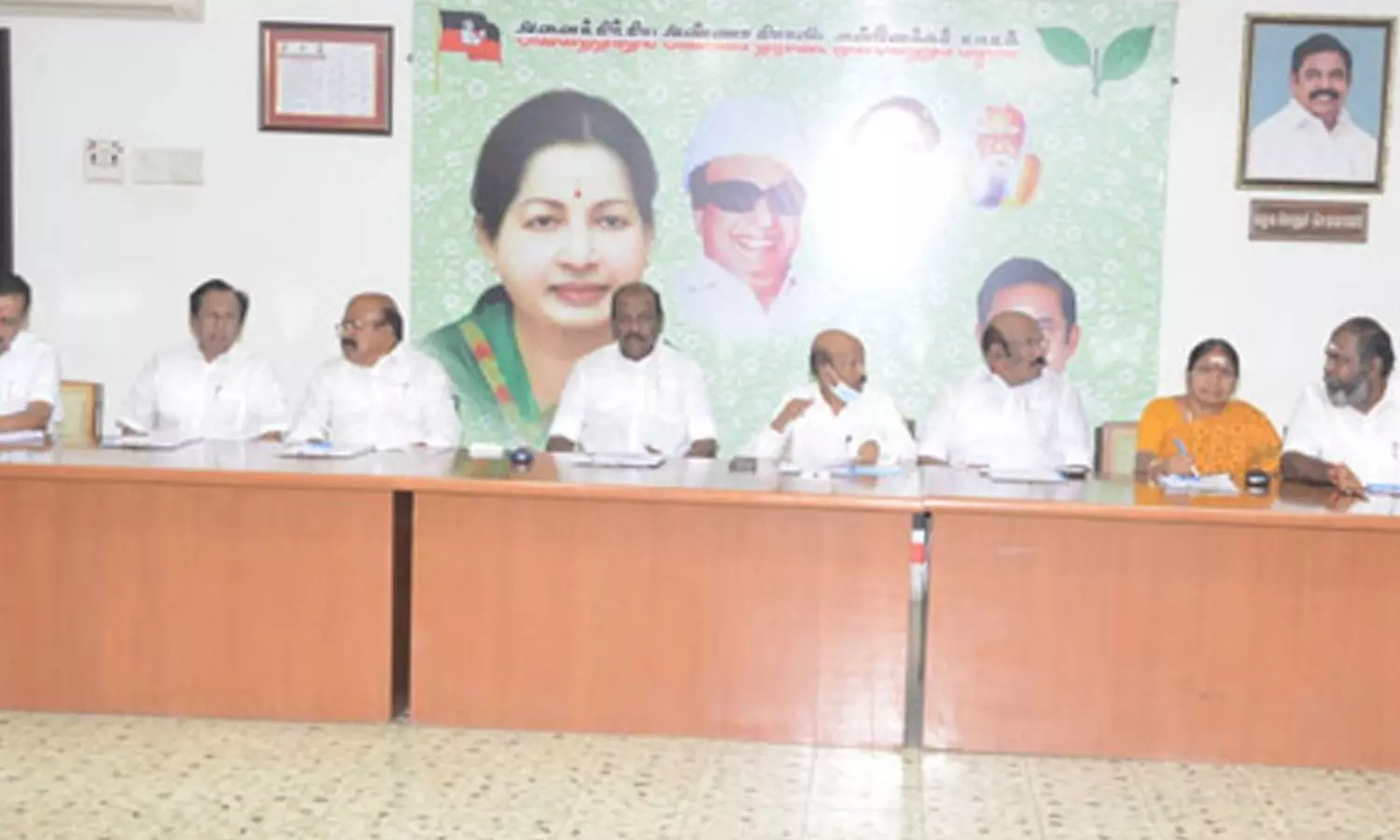 தேர்தல் அறிக்கை தயாரிக்கும் அ.தி.மு.க. குழு 5-ந்தேதி முதல் மக்களிடம் கருத்து கேட்பு தேர்தல் அறிக்கை தயாரிக்கும் அ.தி.மு.க. குழு 5-ந்தேதி முதல் மக்களிடம் கருத்து கேட்பு