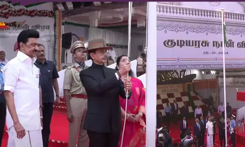 குடியரசு தினவிழா: தமிழக ஆளுநர் ஆர்.என். ரவி தேசியக்கொடி ஏற்றினார்
