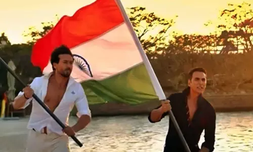 ஜோர்டான் கடற்கரையில் இந்திய கொடியுடன் அக்ஷய் குமார், டைகர் ஷெராப்