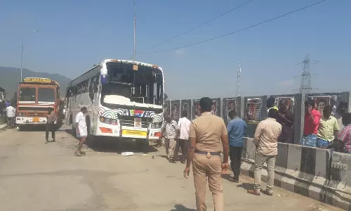 விடுதலை சிறுத்தைகள் கட்சி மாநாட்டுக்கு சென்ற பஸ் மீது லாரி மோதி விபத்து