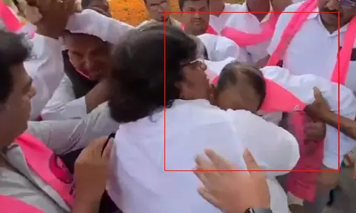 குடியரசு தின விழாவில் மயங்கி விழுந்த முன்னாள் துணை முதல்வர்