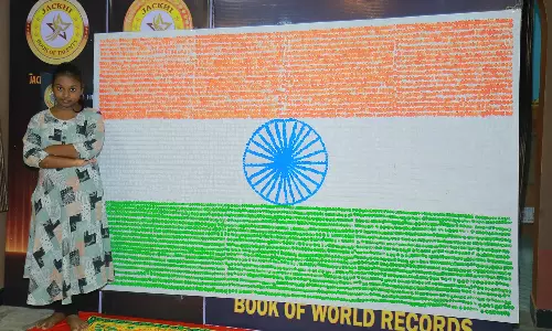 பெருவிரல் கை ரேகைகளை வைத்து தேசியக்கொடி உருவாக்கிய சிறுமி