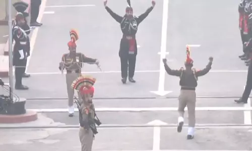 அடாரி-வாகா எல்லையில் கொடியிறக்கும் நிகழ்ச்சி: வீறுநடை போட்ட இந்திய வீரர்கள்