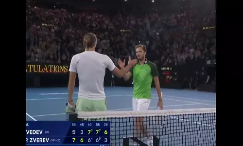 ஆஸ்திரேலிய ஓபன் இறுதிப்போட்டிக்கு தகுதி: ஸ்வரேவை போராடி வீழ்த்திய மெத்வதேவ்