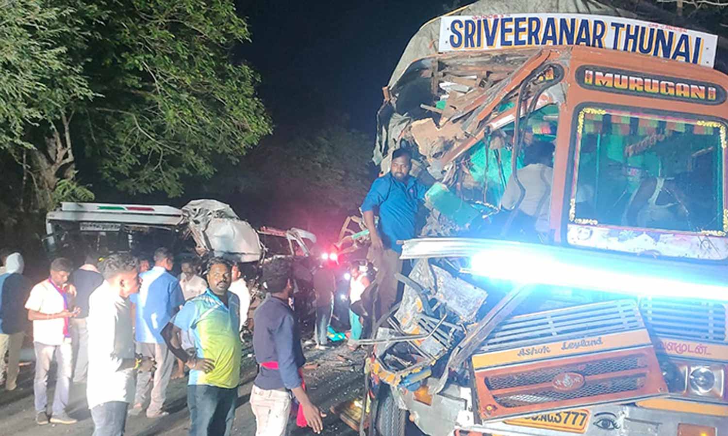 லாரி மீது வேன் மோதி விபத்து- விடுதலை சிறுத்தைகள் கட்சி மாநாட்டிற்கு சென்று வீடு திரும்பிய 3 பேர் பலி