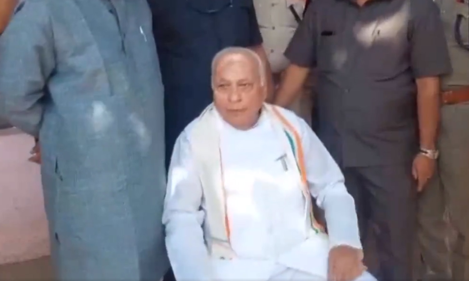 ஆர்ப்பாட்டக்காரர்களுக்கு எதிராக ஆளுநர் நடத்திய தர்ணா