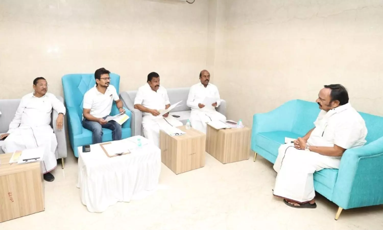 சேலம், கோவை தொகுதி தி.மு.க. நிர்வாகிகளுடன் அமைச்சர் உதயநிதி ஸ்டாலின் ஆலோசனை சேலம், கோவை தொகுதி தி.மு.க. நிர்வாகிகளுடன் அமைச்சர் உதயநிதி ஸ்டாலின் ஆலோசனை