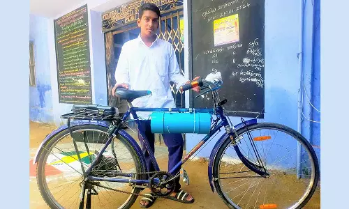 பேட்டரியால் இயங்கும் மொபட் போல சைக்கிளை மாற்றி அசத்திய மாணவன்