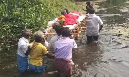 தண்ணீருக்குள் இறங்கி சடலத்தை சுமந்து சென்று அடக்கம் செய்யும் மக்கள்