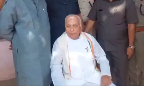 ஆர்ப்பாட்டக்காரர்களுக்கு எதிராக ஆளுநர் நடத்திய தர்ணா