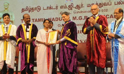 எம்.ஜி.ஆர். மருத்துவ பல்கலைக்கழக பட்டமளிப்பு விழா: மாணவர்களுக்கு பட்டங்களை வழங்கினார் கவர்னர்