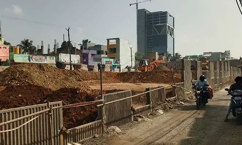 பட்டாபிராம் மேம்பாலத்தை எப்போது கட்டி முடிப்பார்கள்?- 5 கி.மீ. தூரம் சுற்றி செல்லும் பயணிகள்