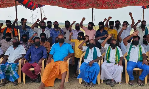 உப்பாறு அணைக்கு தண்ணீர் வழங்கக்கோரி வாயில் கருப்பு துணி கட்டி விவசாயிகள் போராட்டம்