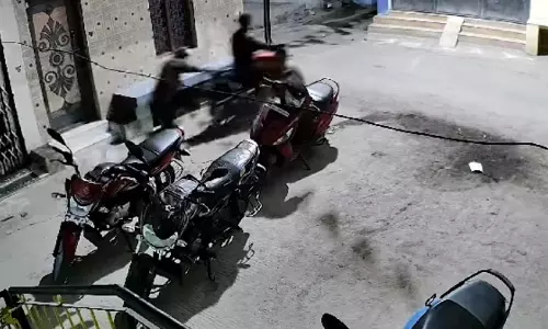 இருசக்கர வாகனத்தை திருடிய 2 வாலிபர்கள்: வீடியோ சமூக வலைதளங்களில் வைரலானதால் பரபரப்பு