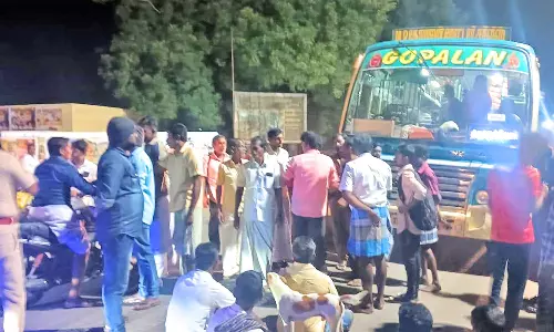 ஸ்ரீவைகுண்டத்தில் ஊருக்குள் வராத தனியார் பஸ் சிறைபிடிப்பு- பொதுமக்கள் போராட்டம்