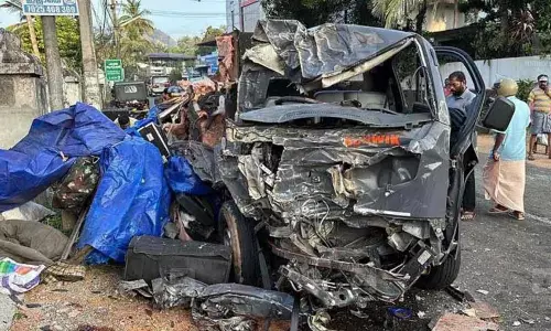 இசைக்குழுவினர் வாகனம், தமிழக காய்கறி வேன் மோதி விபத்து- 2 பேர் பலி