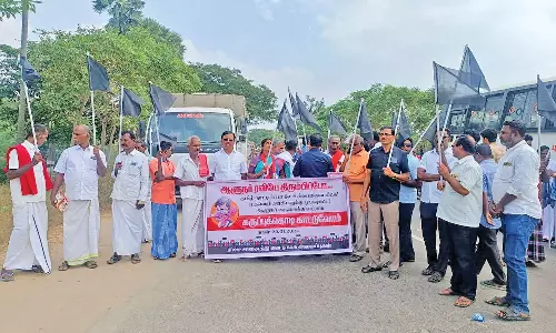 கவர்னர் வருகைக்கு எதிர்ப்பு தெரிவித்து கருப்புக்கொடி காட்ட திரண்ட கட்சியினரால் பரபரப்பு