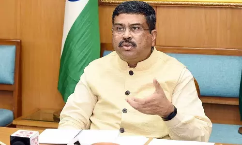 மாணவர்கள் தேர்வுக்கு தயாராக செல்போனில் இருந்து விலகி இருக்க வேண்டும்