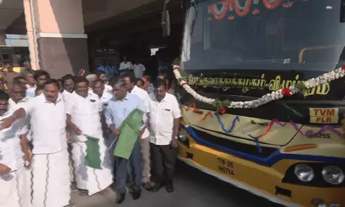 மாதவரத்தில் இருந்து தென் மாவட்டங்களுக்கான பேருந்து சேவையை தொடங்கி வைத்தார் அமைச்சர்