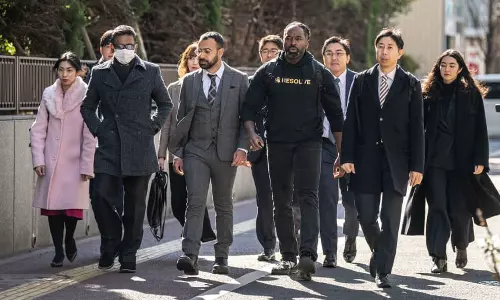 எங்களை குற்றவாளிகளாக நடத்துவதா? - காவல்துறைக்கு எதிராக வழக்கு