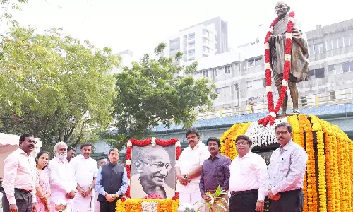 நினைவு தினம்: காந்தி சிலைக்கு கவர்னர் மலர் தூவி மரியாதை