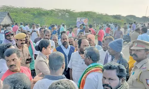 காரில் வந்த 2 பேரை கட்டிப்போட்டு நகைகள் கொள்ளை- தொடர் சம்பவங்களை தடுக்க கோரி பொதுமக்கள் மறியல்