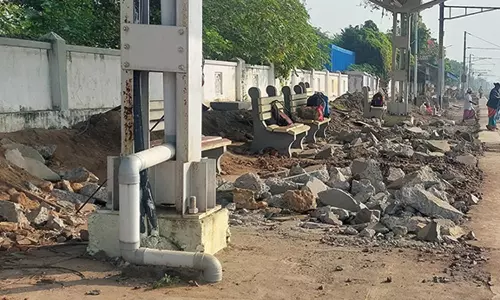 ரெயில் நிலைய நடைமேடையில் பெயர்ந்து கிடக்கும் கற்களால் பயணிகள் அவதி