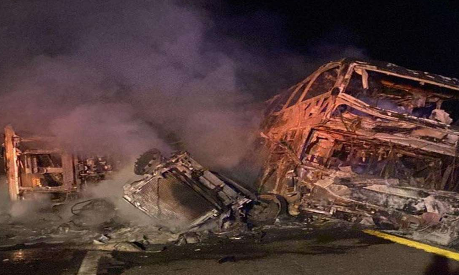 பேருந்தும் டிரக்கும் நேருக்கு நேர் மோதல்: 19 பேர் உயிரிழப்பு