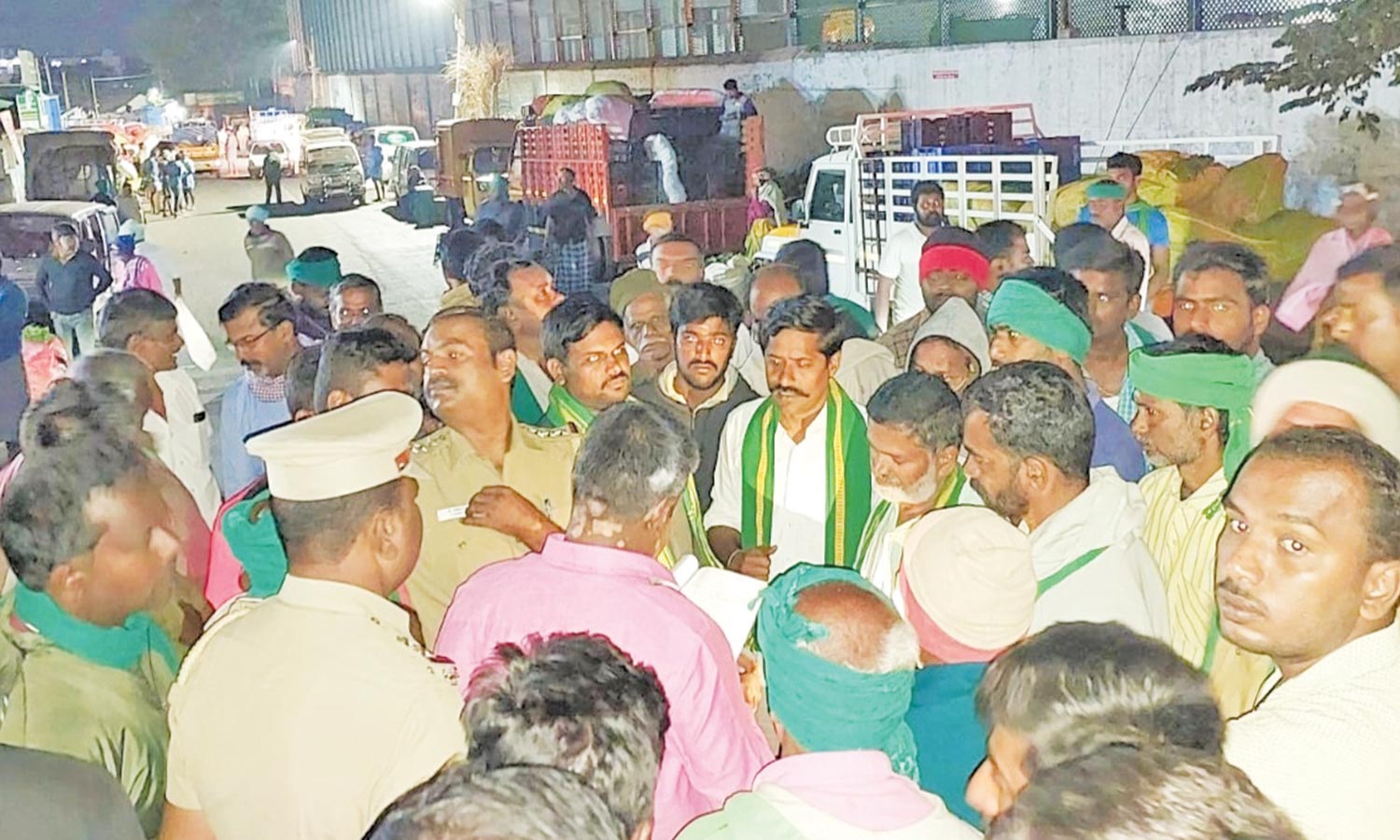 சாலையோர வியாபாரிகளை கண்டித்து விவசாயிகள் சாலை மறியல்