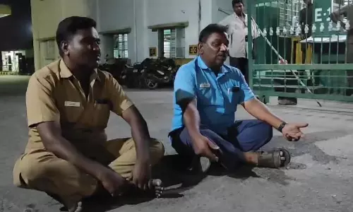 அரசு பஸ் ஓட்டுனர், நடத்துனர் தர்ணா போராட்டத்தில் ஈடுபட்டதால் பரபரப்பு